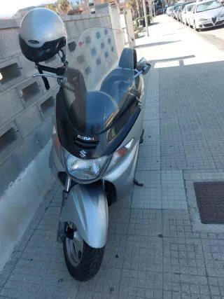 Scooter grigio burgman 250CC Suzuki