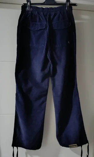 Pantalón de pana azul con cordón