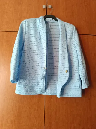 Chaqueta azul con detalles