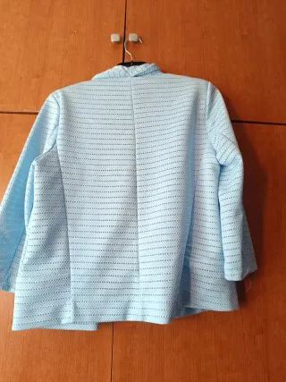 Chaqueta azul con detalles