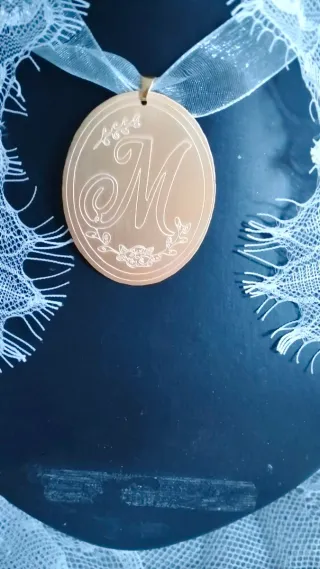 Medallón Fallera Dorado con inicial a elegir.