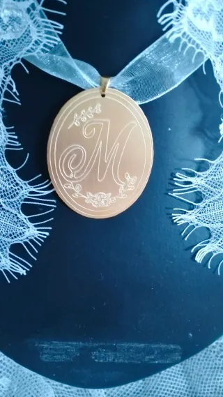 Medallón Fallera Dorado con inicial a elegir.