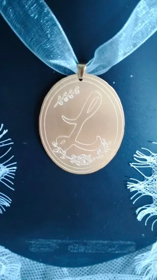 Medallón Fallera Dorado con inicial a elegir.