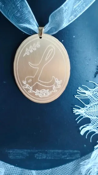 Medallón Fallera Dorado con inicial a elegir.