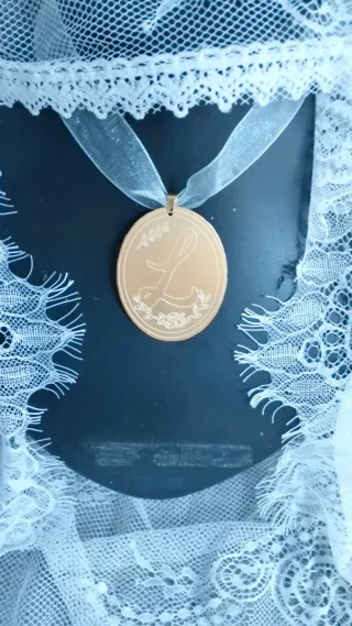 Medallón Fallera Dorado con inicial a elegir.