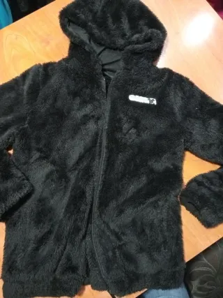 Cazadora negra con capucha