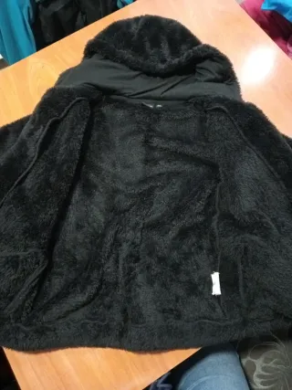 Cazadora negra con capucha