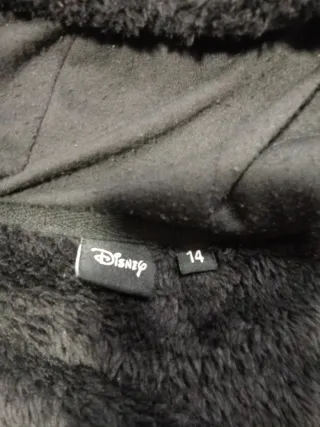 Cazadora negra con capucha