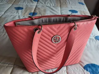 Bolso Guess Rosa Logo Hombro y Mano