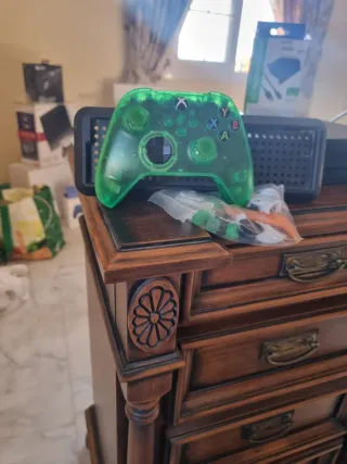 Xbox One X Negra + Mando Series x y Accesorios