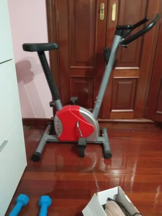 Bicicleta Estática Roja y Gris