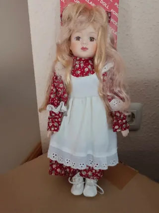 Muñeca de porcelana rubia