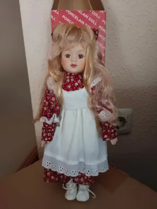 Muñeca de porcelana rubia