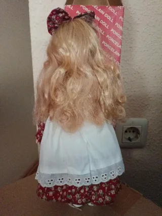 Muñeca de porcelana rubia