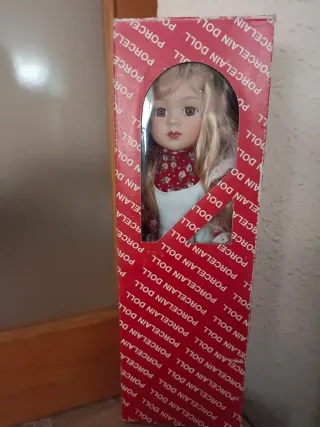 Muñeca de porcelana rubia