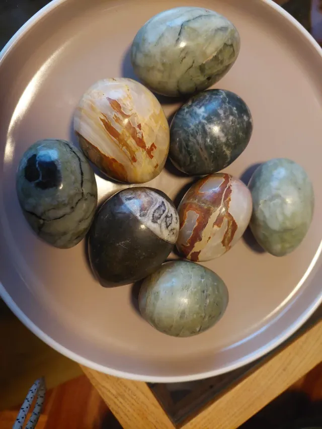 Conjunto 8 huevos decorativos de piedra