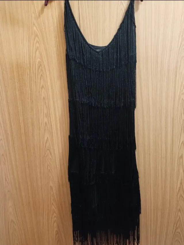 Vestido midi negro con flecos