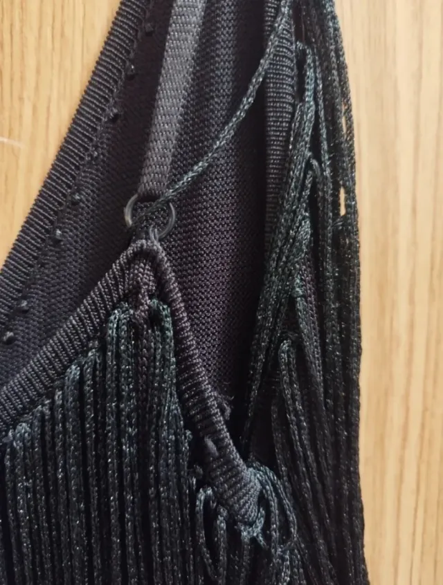 Vestido midi negro con flecos