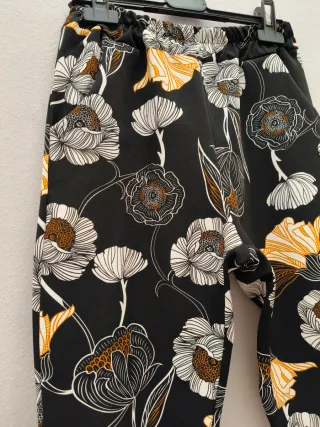 Stupendi Pantaloni morbidi fioriti Tg. S