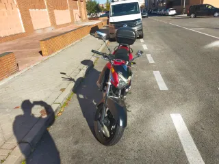 Moto Suzuki Roja y Negra 250cc