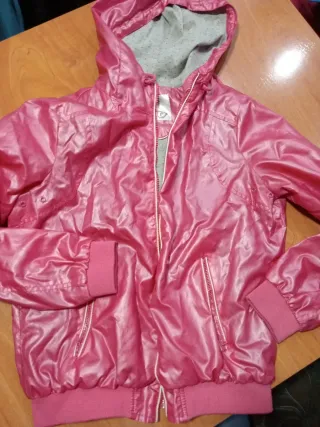 Cazadora rosa con capucha