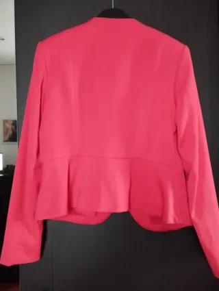 Americana roja corta mujer