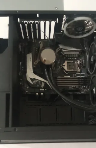 Caja pc, placa base y refrigeración liquida
