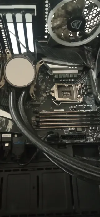 Caja pc, placa base y refrigeración liquida