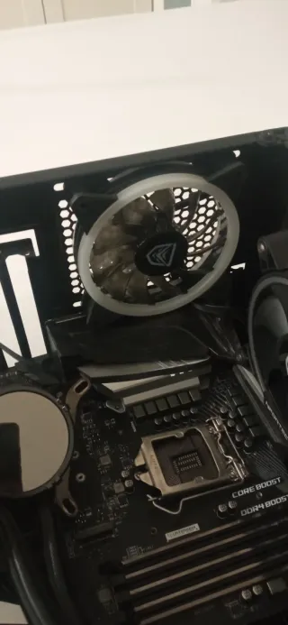 Caja pc, placa base y refrigeración liquida