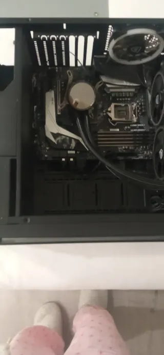 Caja pc, placa base y refrigeración liquida