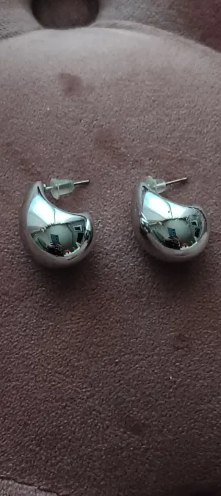 Pendientes plateados nuevos