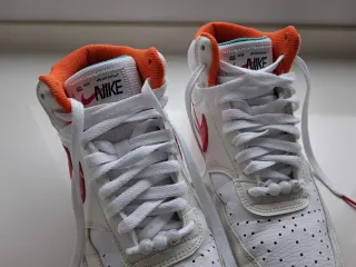 Zapatillas Nike Blancas y Rojas