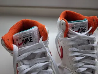 Zapatillas Nike Blancas y Rojas