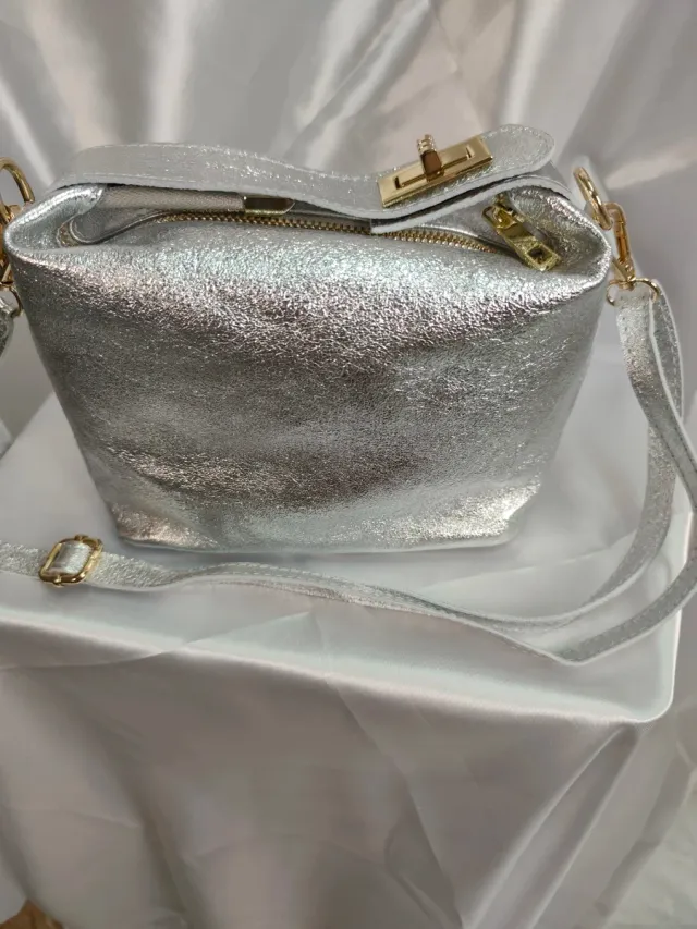 Bolso de piel plateado