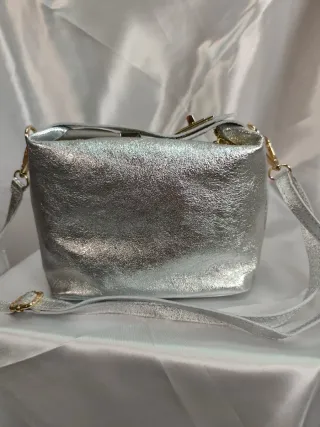 Bolso de piel plateado