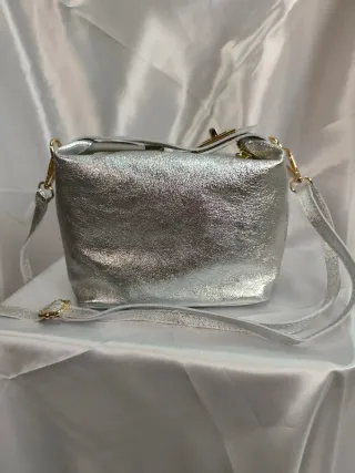 Bolso de piel plateado