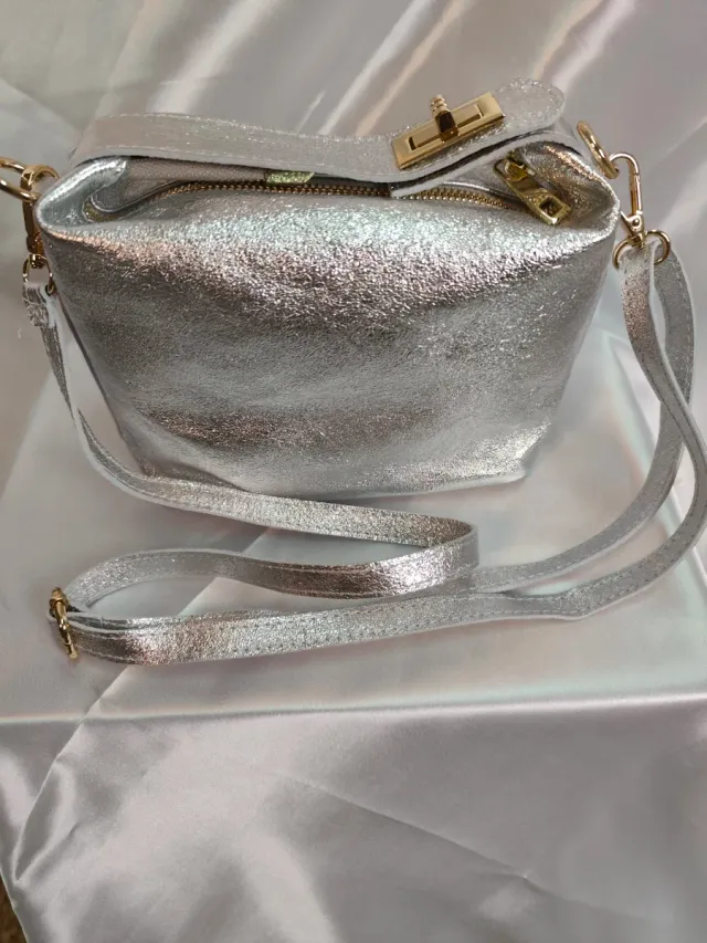 Bolso de piel plateado