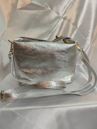 Bolso de piel plateado
