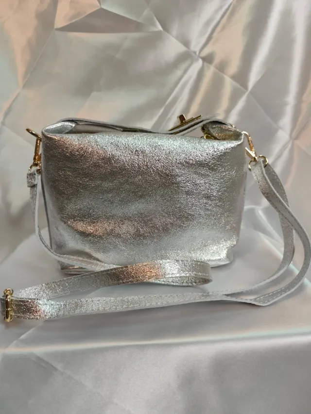 Bolso de piel plateado