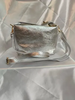 Bolso de piel plateado