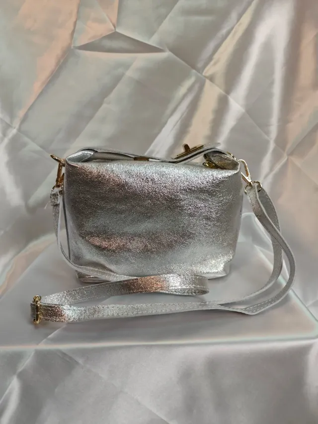 Bolso de piel plateado