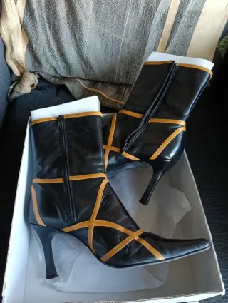 Botines de piel negros y naranjas