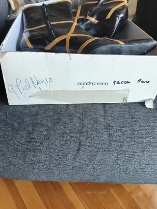 Botines de piel negros y naranjas