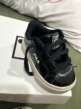 Scarpe Fila neonata nere vernice