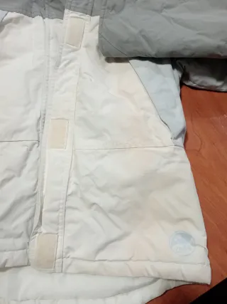 Cazadora gris y blanca