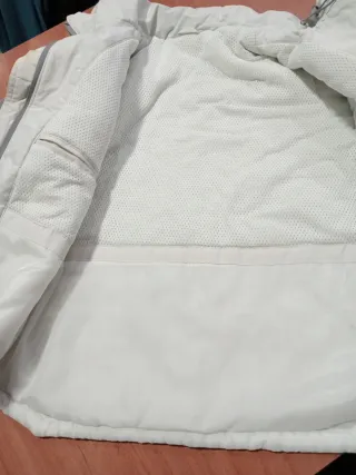 Cazadora gris y blanca