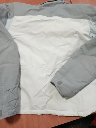 Cazadora gris y blanca