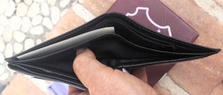 Cartera de piel negra