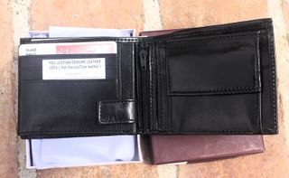 Cartera de piel negra