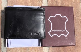 Cartera de piel negra